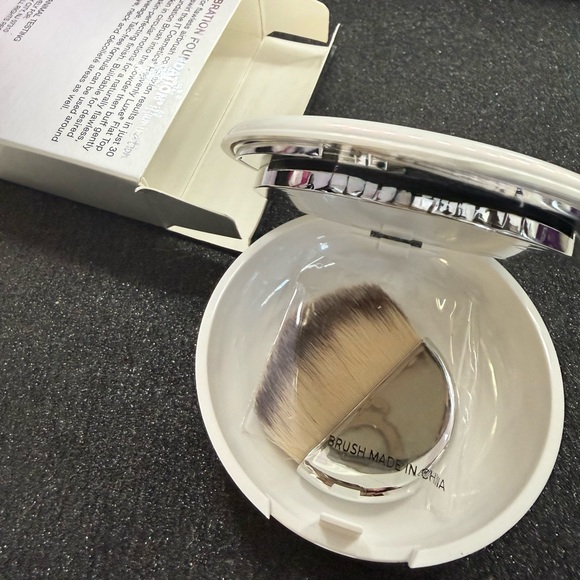 *NIB* IT COSMETICS Celebration Illumination Foundation-Medium Full-Size, .30 oz. - Picture 11 of 14